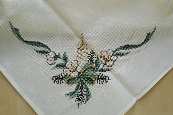 Mitteldecke Kerze mit Christrosen
